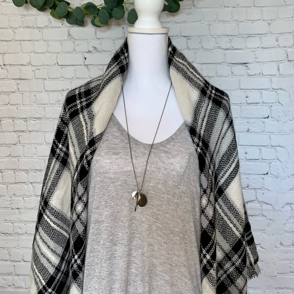 Super soft oversized blanket scarf from ModCloth - Picture 5 of 10